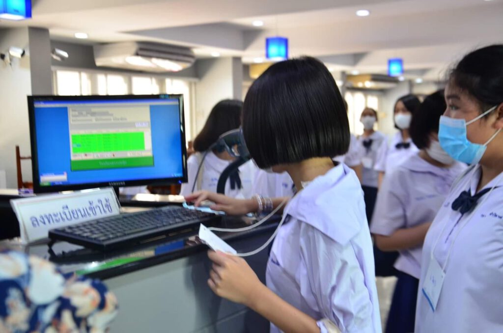 เจ้าหน้าที่นำเข้าข้อมูลสื่อผ่านระบบ LibraryFace