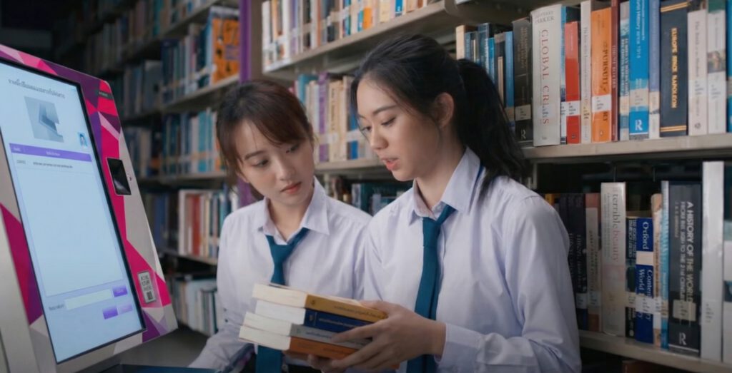 นักเรียนใช้จอสัมผัสทำกิจกรรมในห้องเรียน